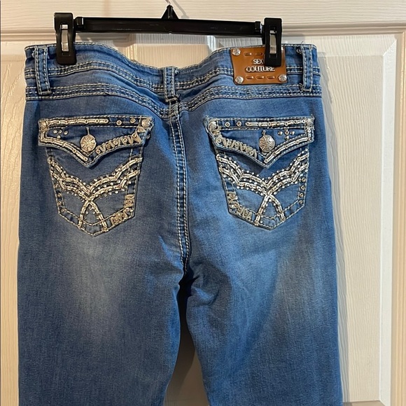 Stylish Blue Cropped Jeans - Picture 6 of 10